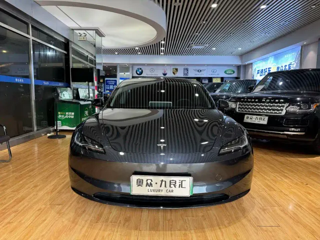 Tesla Model 3 — Фото автомобиля 2
