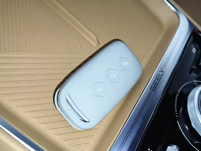 Geely Galaxy Starship 7 EM-i — Фото автомобиля 8