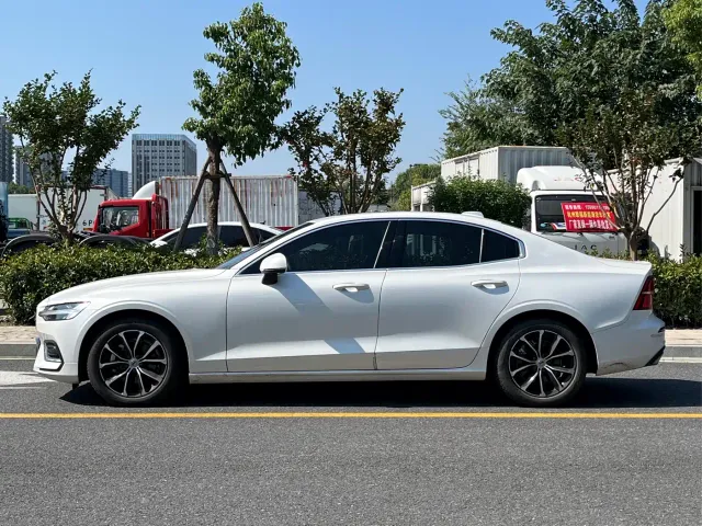 Volvo S60 — Фото автомобиля 3
