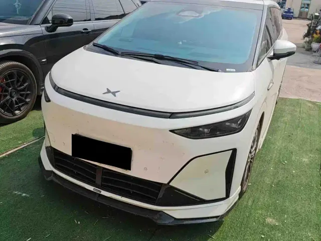 Xpeng X9 — Фото автомобиля 10