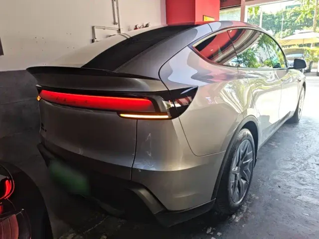 Tesla Model Y L — Фото автомобиля 6