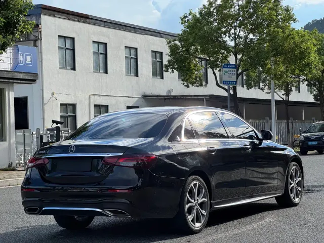 Mercedes-Benz E-Class — Фото автомобиля 4