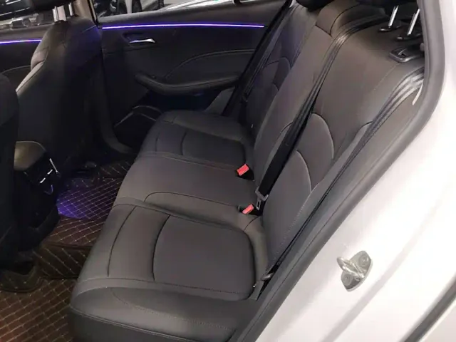 Roewe i5 — Фото автомобиля 16