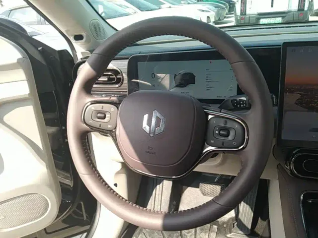 Leapmotor C11 — Фото автомобиля 10