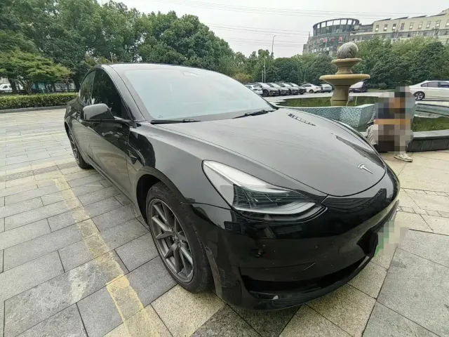 Tesla Model 3 — Фото автомобиля 2