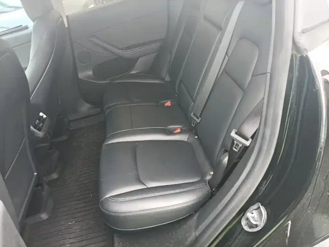 Tesla Model Y — Фото автомобиля 16