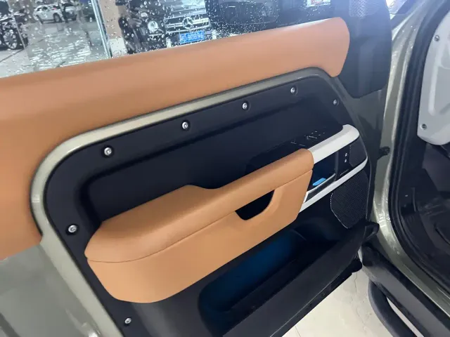 Land Rover Defender — Фото автомобиля 4