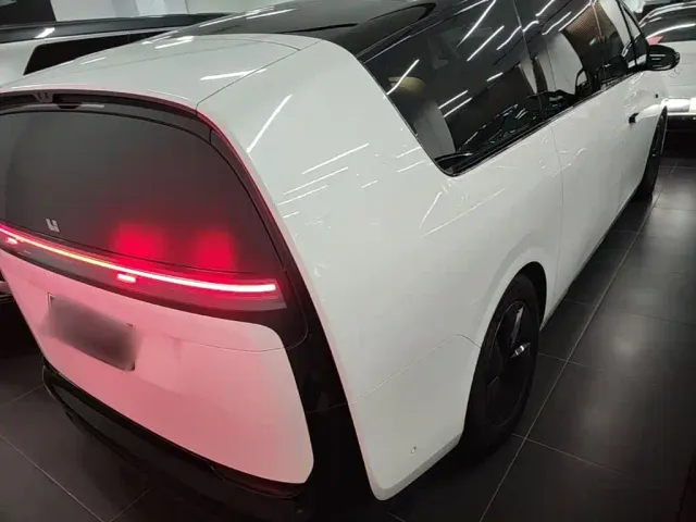 Li Auto MEGA — Фото автомобиля 4