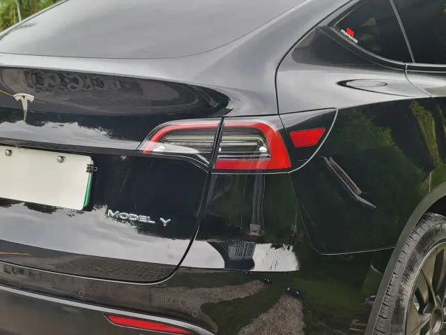 Tesla Model Y — Фото автомобиля 17