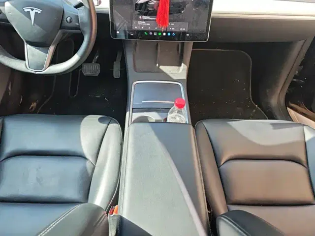 Tesla Model Y — Фото автомобиля 16