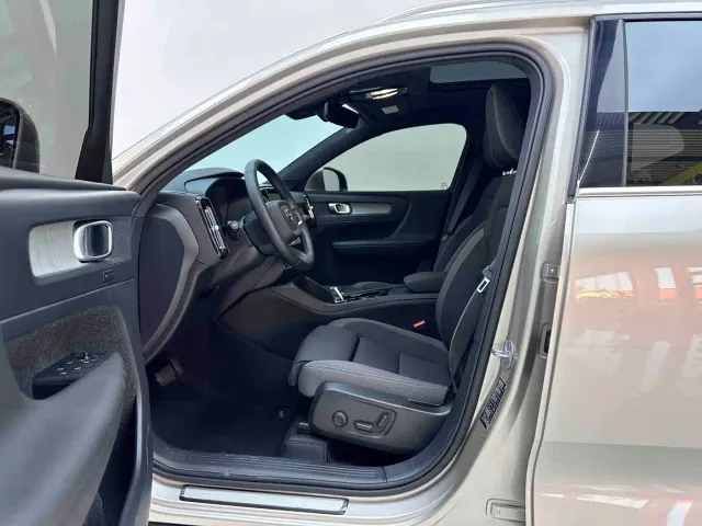 Volvo XC40 — Фото автомобиля 10