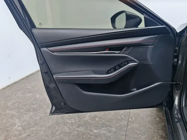 Mazda Axela — Фото автомобиля 20