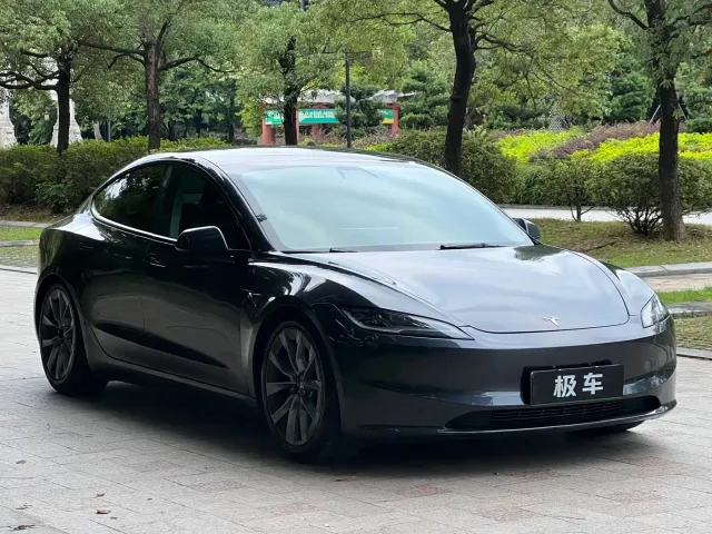 Tesla Model 3 — Фото автомобиля 3