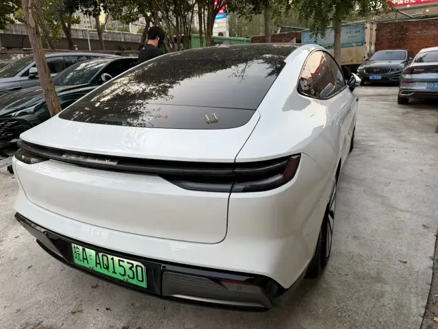 Geely Galaxy E8 — Фото автомобиля 9