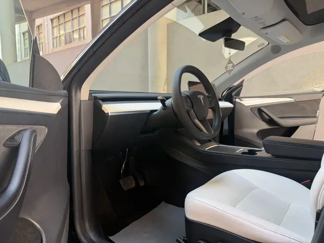 Tesla Model Y — Фото автомобиля 13
