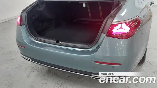 Mercedes-Benz E-Class — Фото автомобиля 11