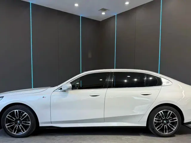 BMW 5 Series — Фото автомобиля 4