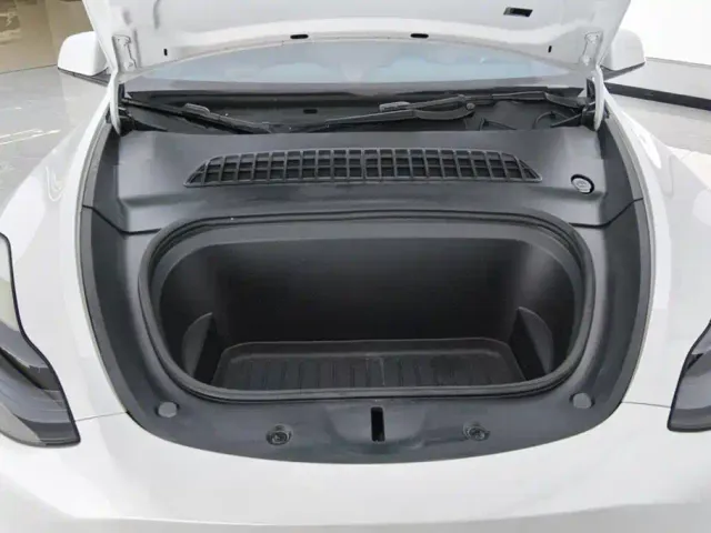 Tesla Model Y — Фото автомобиля 10