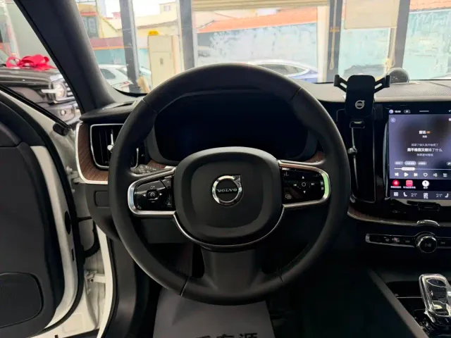 Volvo XC60 — Фото автомобиля 5