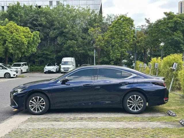 Lexus ES — Фото автомобиля 3