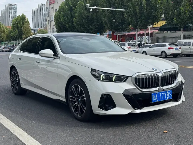 BMW 5 Series — Фото автомобиля 3