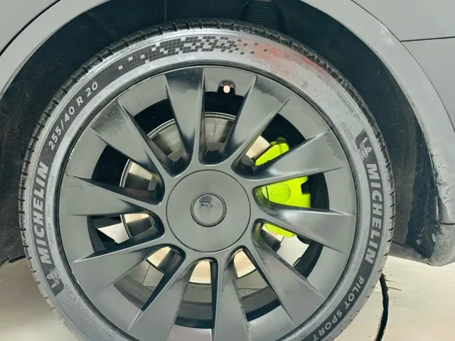 Tesla Model Y — Фото автомобиля 12