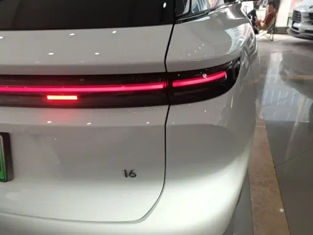 Li Auto Li Auto i6 2025 4WD Base Model — Фото автомобиля 7