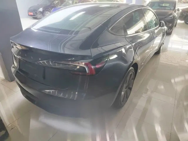 Tesla Model 3 — Фото автомобиля 12