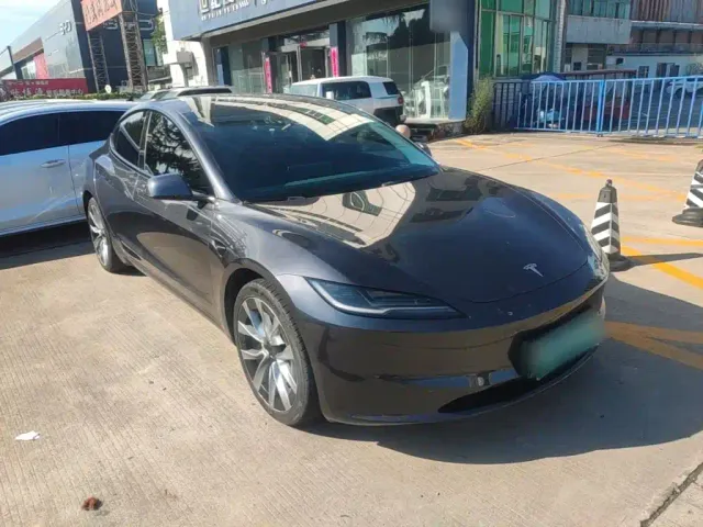 Tesla Model 3 — Фото автомобиля 3