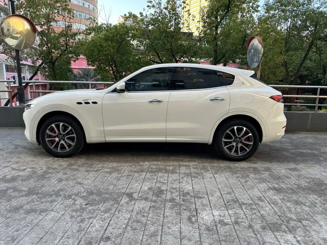 Maserati Levante — Фото автомобиля 3