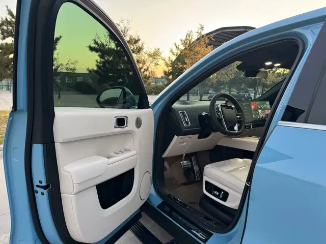Li Auto L8 — Фото автомобиля 4