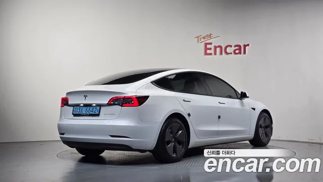 Tesla Model 3 — Фото автомобиля 2