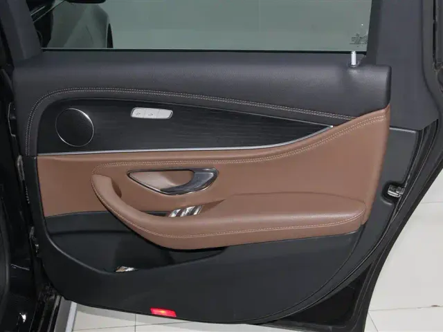Mercedes-Benz E-Class — Фото автомобиля 28