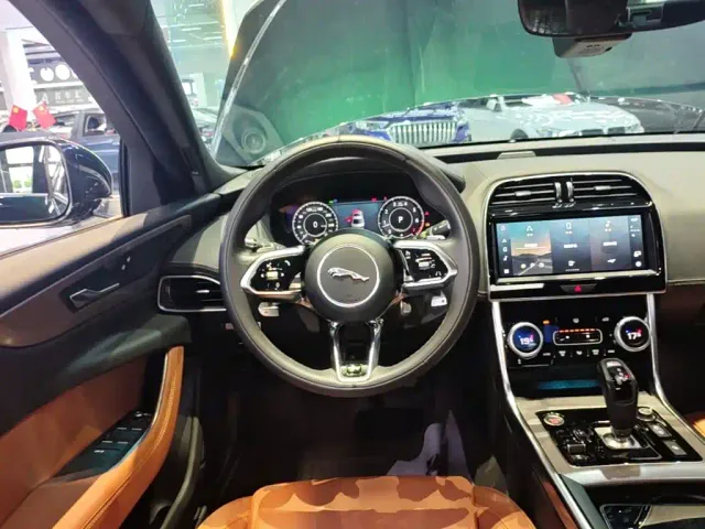 Jaguar XEL — Фото автомобиля 10
