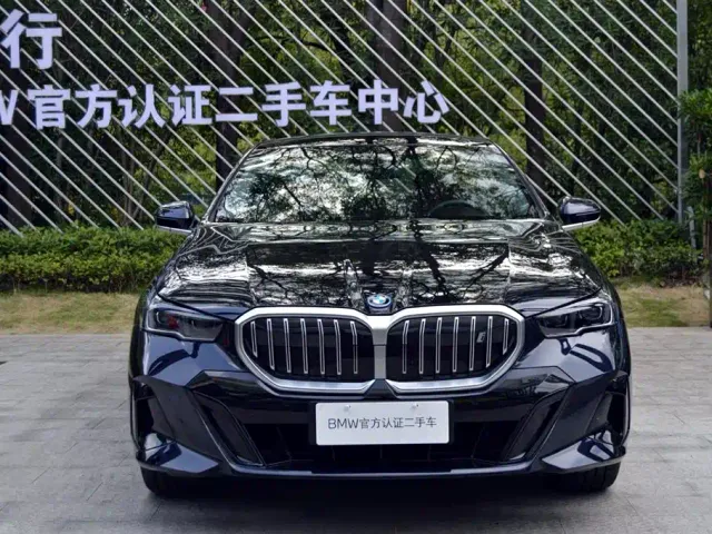 BMW i5 — Фото автомобиля 2