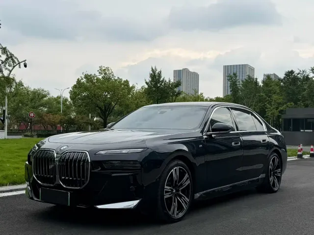 Фотография автомобиля — BMW i7