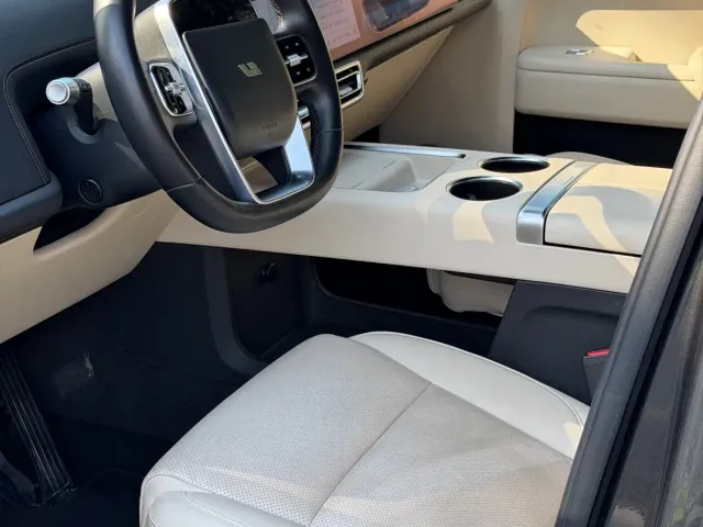 Li Auto L8 — Фото автомобиля 11