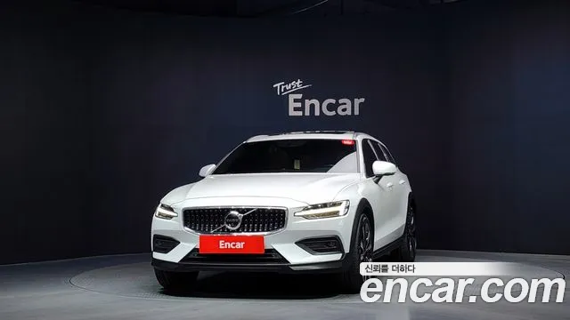 Вольво V60 V60 Cross Country 2 поколение B5 Pro AWD — Фото автомобиля 3