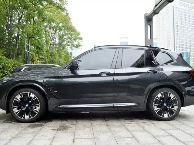 BMW iX3 — Фото автомобиля 6
