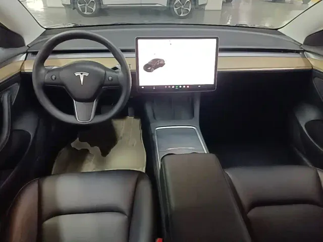 Tesla Model 3 — Фото автомобиля 9