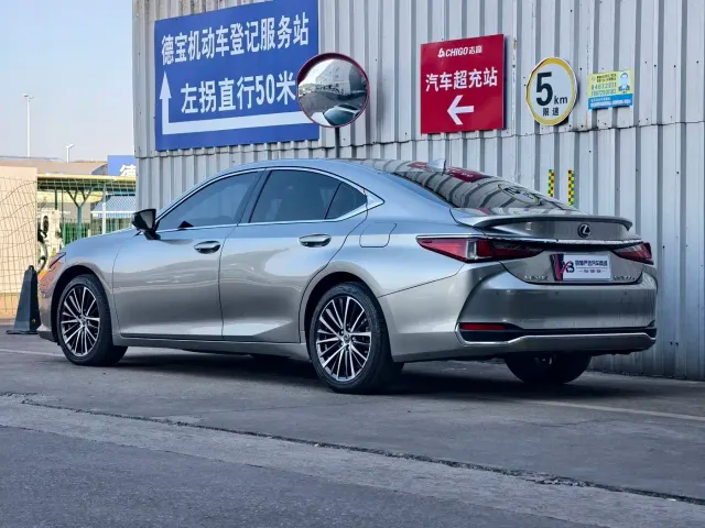 Lexus ES — Фото автомобиля 5