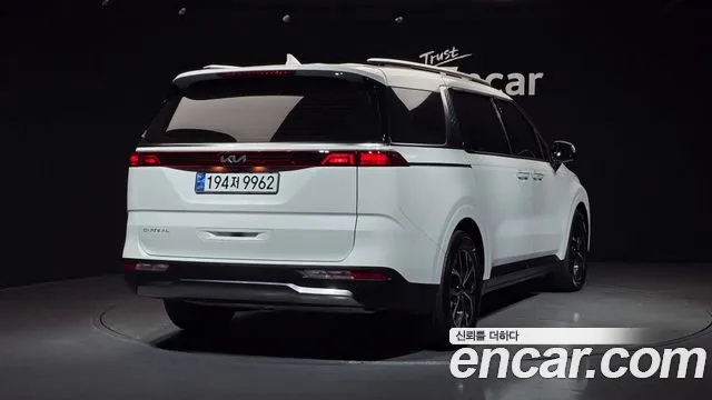 Kia Carnival Generation 4 — Фото автомобиля 2