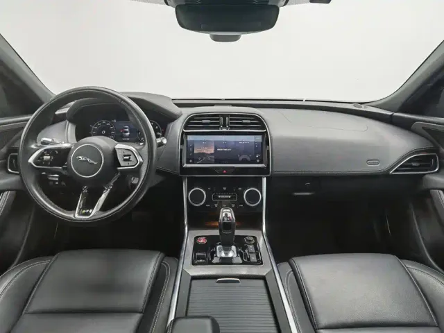 Jaguar XEL — Фото автомобиля 5