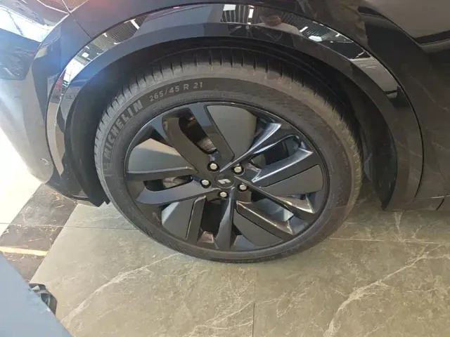 Li Auto L8 — Фото автомобиля 22
