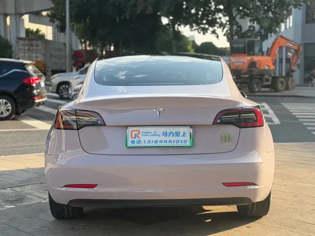 Tesla Model 3 — Фото автомобиля 5