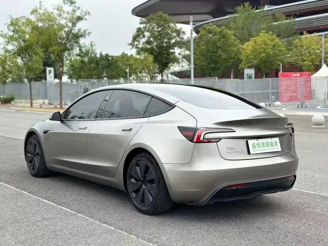 Tesla Model 3 — Фото автомобиля 15