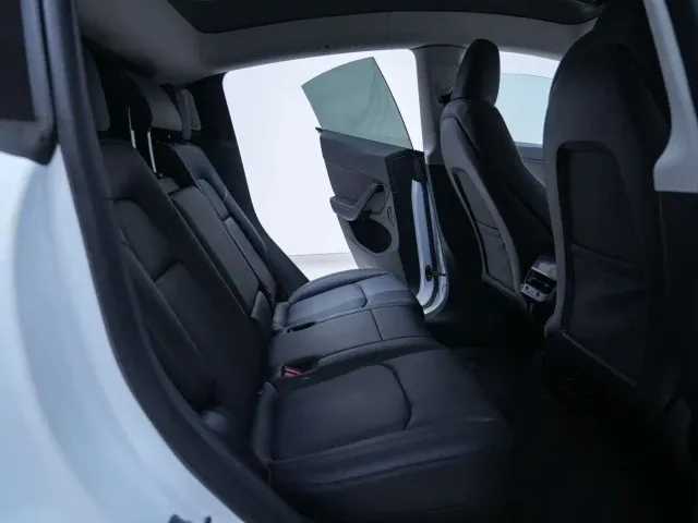 Tesla Model Y — Фото автомобиля 21
