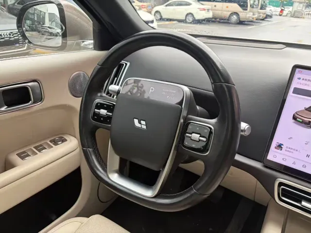 Li Auto L8 — Фото автомобиля 9