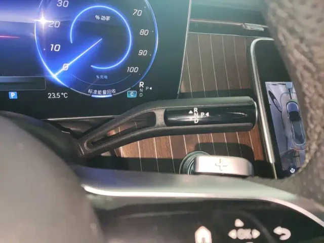 Mercedes-Benz EQE SUV — Фото автомобиля 13