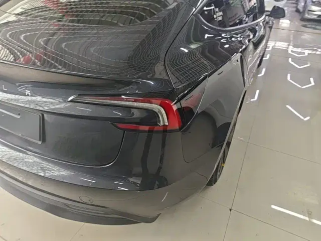 Tesla Model 3 — Фото автомобиля 23